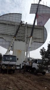 اجاره جرثقیل برای نصب تابلو در ارتفاع