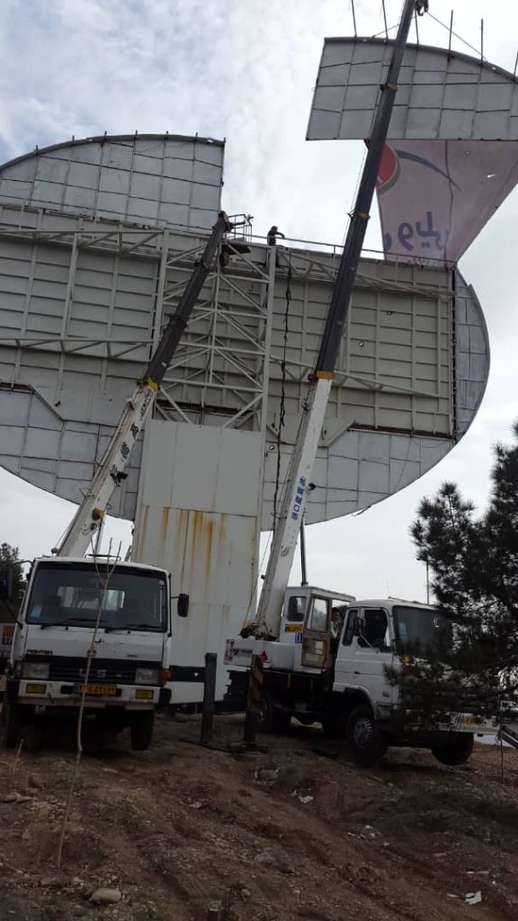 اجاره جرثقیل برای نصب تابلو در ارتفاع